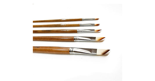 ARTIOS angular paint brush set of 5, close up of the angled bristle tips, wooden handles